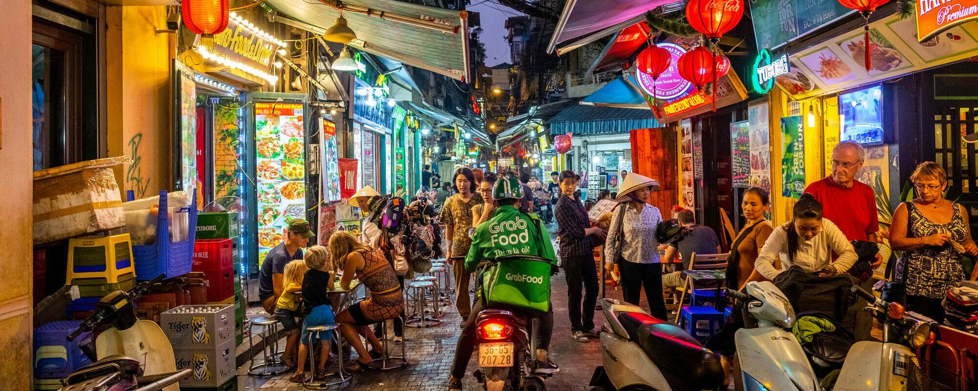 Fargerike og travle gater i Hanoi