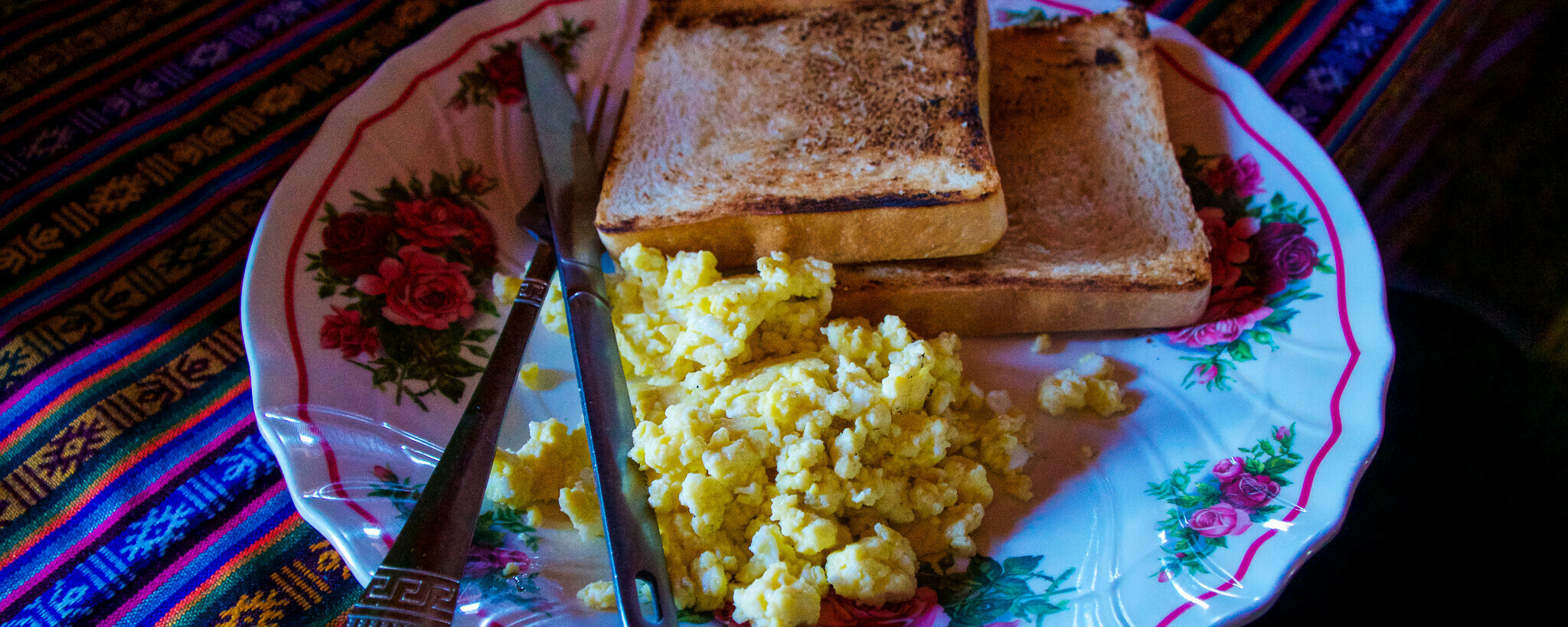 Til frokost kan du bestille toast med speilegg, eggerøre eller syltetøy. Havegrøt er også en av våre frokostfavoritter. 